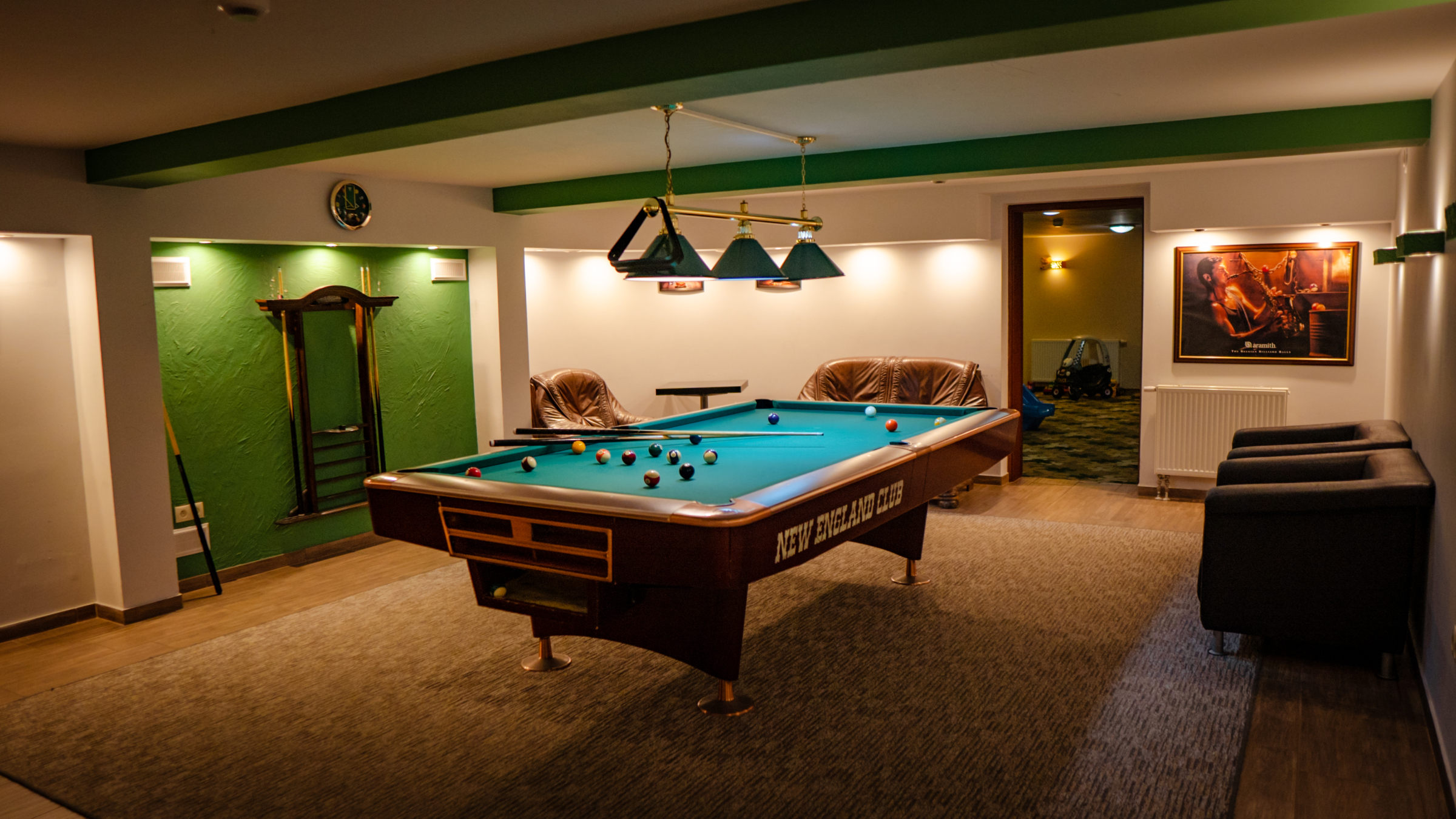 Sala bilardowa w hotelu w Karpaczu jako dodatkowa atrakcja dla gości firmowych